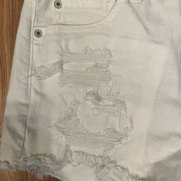 White distressed American Eagle super stretch X shorts size 12 - Picture 6 of 6